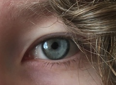 Properly violet or green eyes?