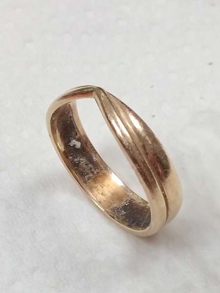 Eek! You might want to clean your wedding ring (gross pic)