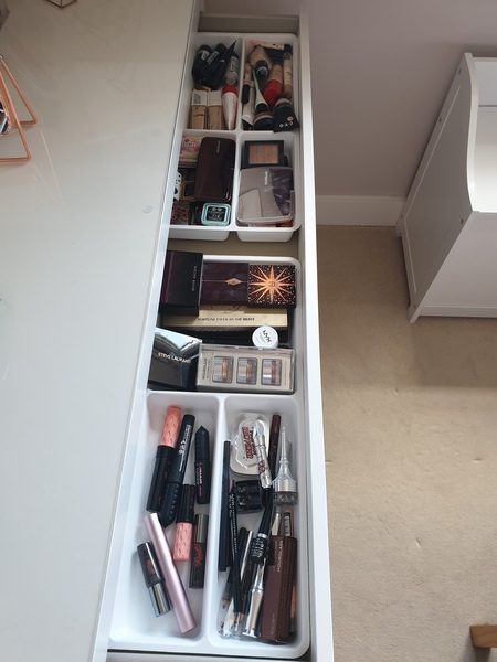 How do you organise your makeup? Show me please.