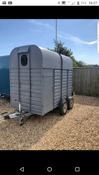 Has anyone time to talk to me about lightweight horse trailers (not for horses)