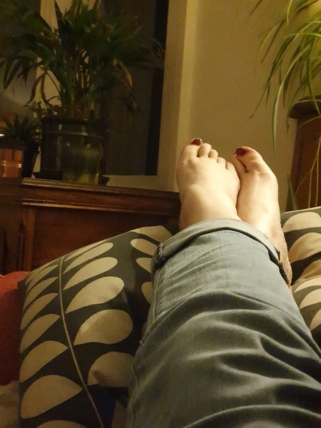 Settle an argument - can you form a straight line from knee to toe?