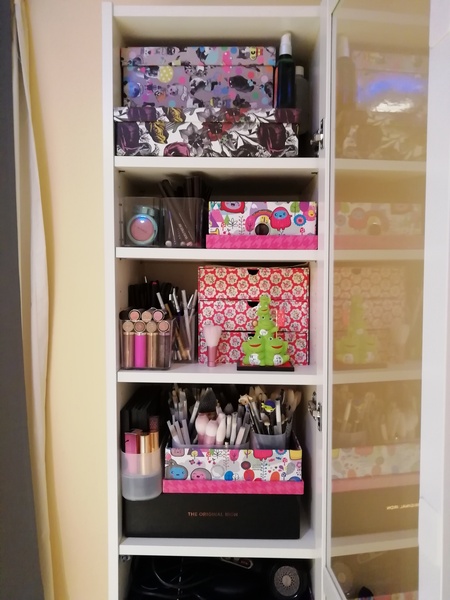 How do you organise your makeup? Show me please.