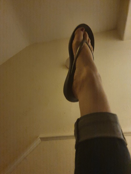Settle an argument - can you form a straight line from knee to toe?