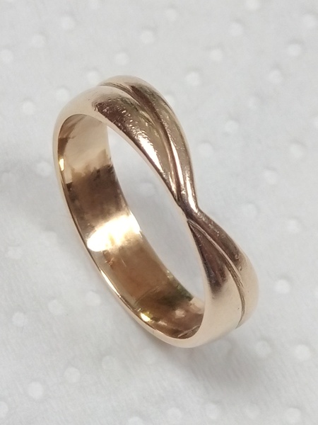 Eek! You might want to clean your wedding ring (gross pic)