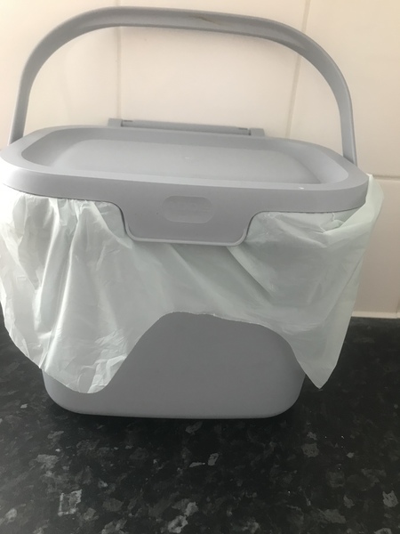 To not understand how to have a kitchen bin without flies?!