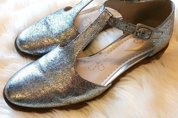 I need a "goes with everything" casual shoe - help please ?