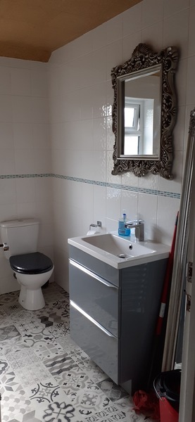 Does anyone have Lino in the bathroom with a tiled wall but