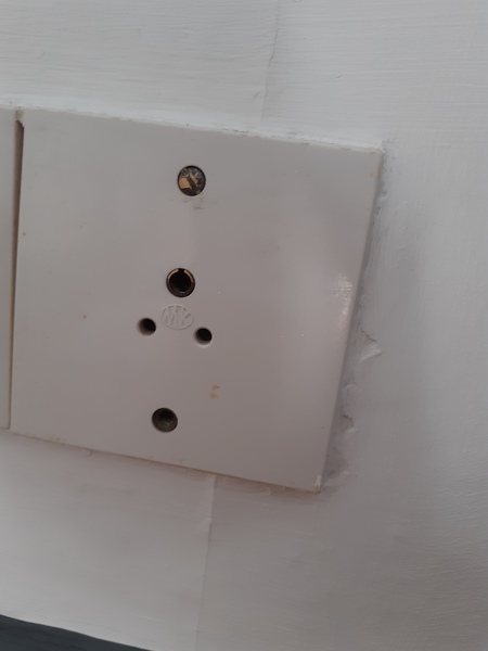 Round 3-pin plug sockets? Do adapters exist?!