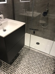 Which shower enclosure glass w/ sliding door?