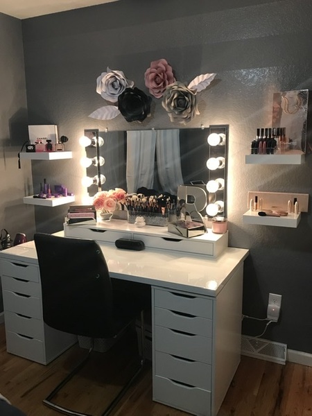 Teen girl bedroom