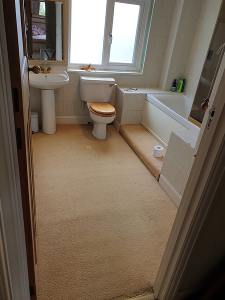 What colour with these 'vintage' 80s tiles?