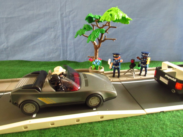 Toy vehicle with opening doors / boot / bonnet ? playmobil ?