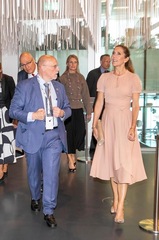 Royal Style - I’m not qualified but you can’t cut me off when there’s a wedding dress to look at...