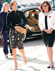 Royal Style - I’m not qualified but you can’t cut me off when there’s a wedding dress to look at...
