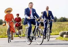 Royal Style - I’m not qualified but you can’t cut me off when there’s a wedding dress to look at...