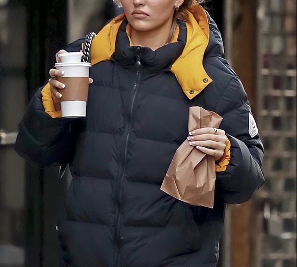 Stylish (French?) ladies help me find this coat!