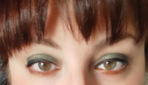 Frivolous question about eyeliner shades for green eyes