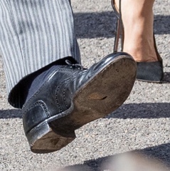 What makes someone look rich / wealthy?