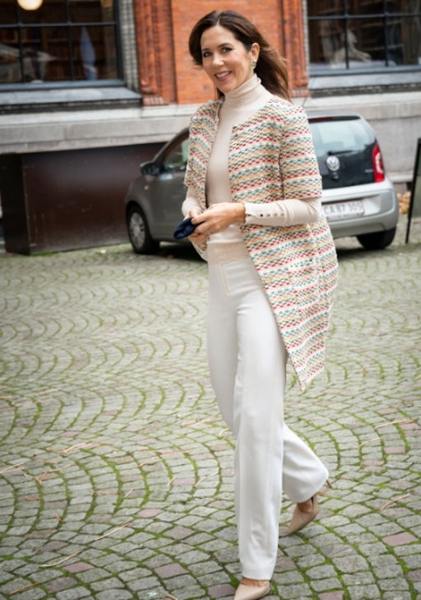 Royal style - how we love Kate in a red coat