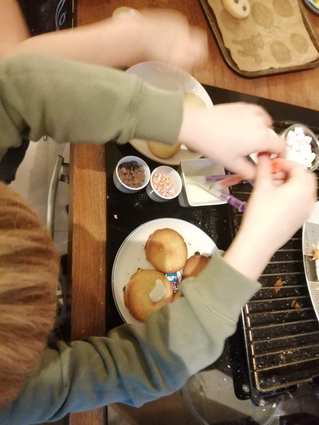 Easy icing for little hands.