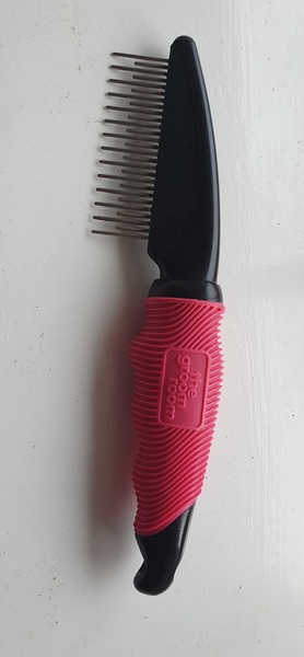 Gentle but effective brush for long haired cat