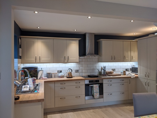 What floor goes with oak worktops?
