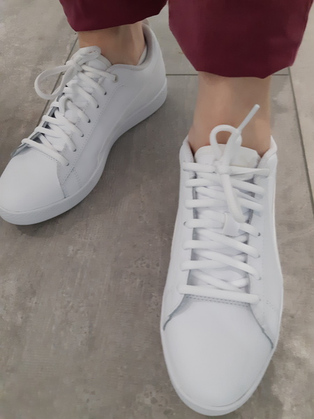 How to wear white trainers