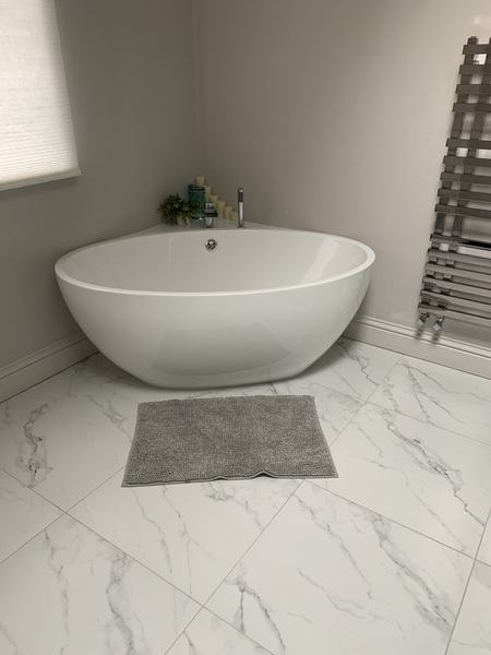 Shower ledge over bath to give elbow room