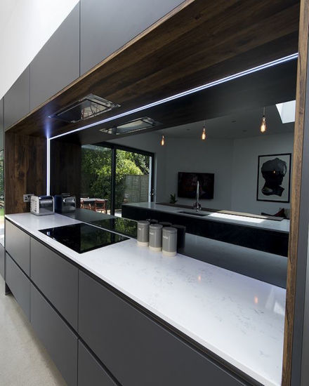 Mirrored splashback behind sink