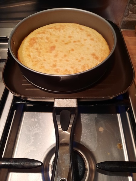 Oven has died  - can I finish the cake on the hob?