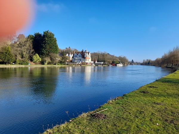 Live along the River Thames