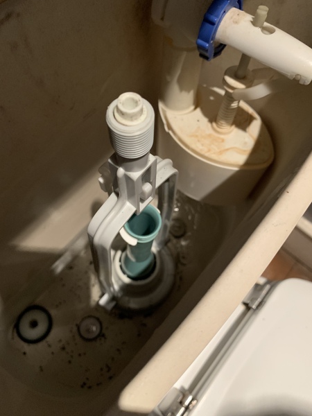 Leaking toilet cistern