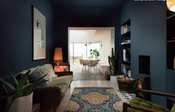 one room, two ceiling colours?!