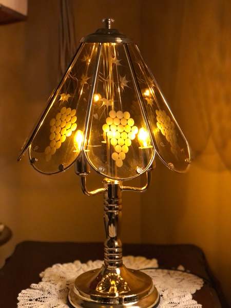 Touch on/off lamp that you can touch at the top?