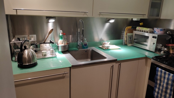 Mirrored splashback behind sink