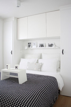 Small bedroom - wardrobes...over the bed or small gap at the end of the bed?