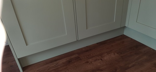 Skirting boards over kitchen plinths