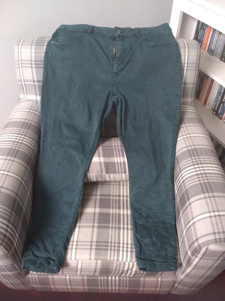 What colour tops should I wear with these jeans?