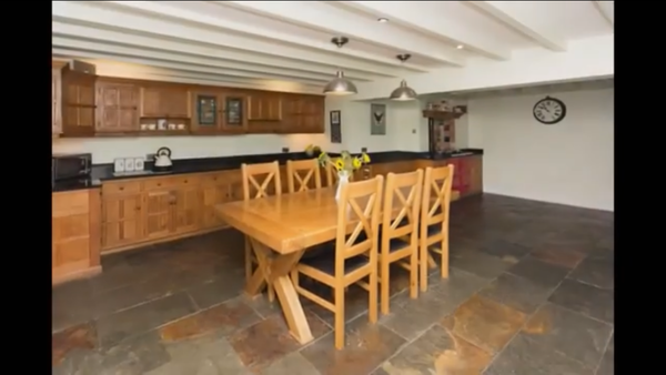 Help please. Big kitchen WITHOUT an island?