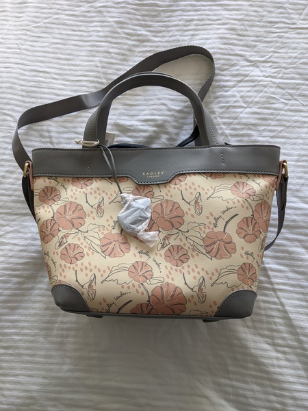 How are you supposed to carry this bag?