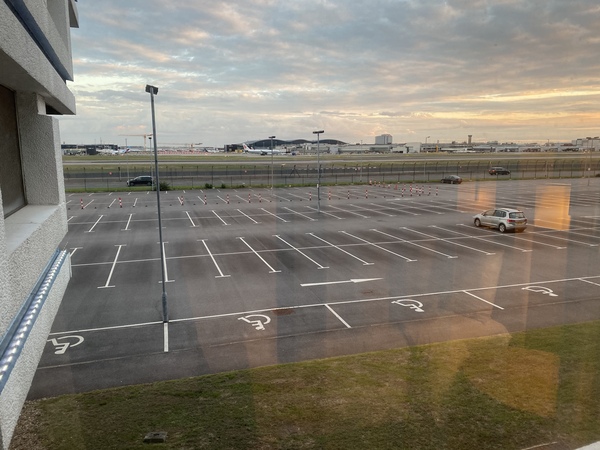 heathrow, can you see the planes on the runway if you aren't flying?