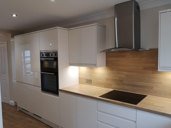 Handleless kitchens - j-pull or push open?