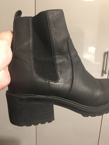 Could anyone help me choose footwear for first riding lesson?