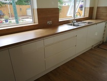 Handleless kitchens - j-pull or push open?