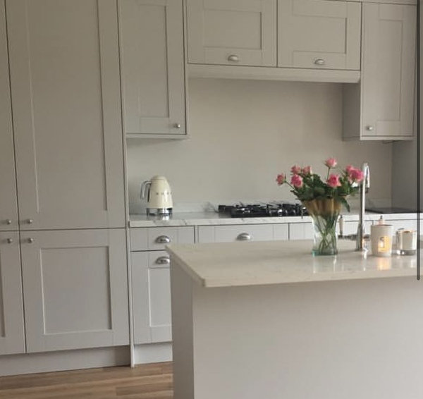 What colour handles for light grey kitchen units?