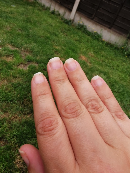 Ladies with beautiful manicured nails, please help a newbie.