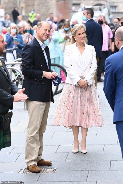 Royal Style - has Kate ditched the skinnies?
