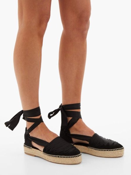 Sandals/espadrilles with ankle ribbons. How does this work?