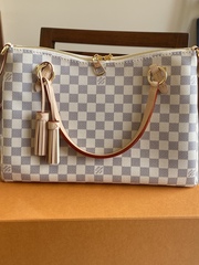 Handbag lovers, indulge me!
