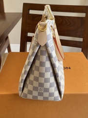 Handbag lovers, indulge me!